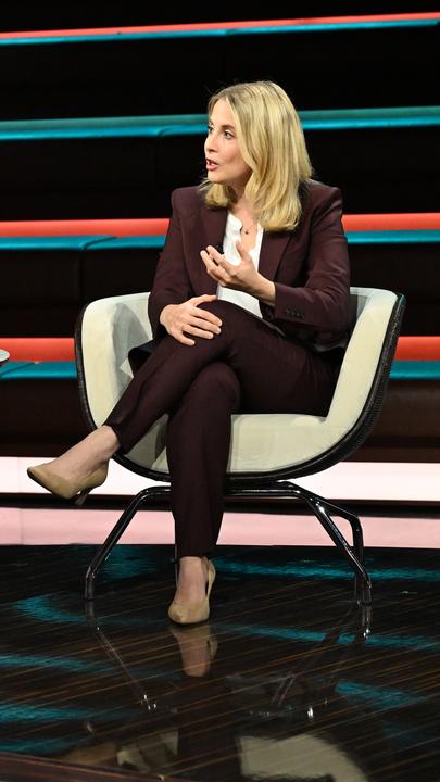 Verena Hubertz sitzt im Hosenanzug im TV-Studio von Markus Lanz.