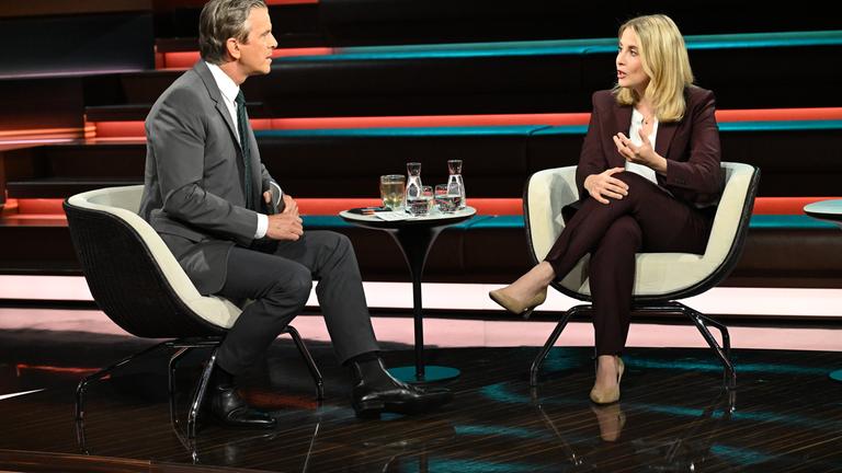 Verena Hubertz sitzt im Hosenanzug im TV-Studio von Markus Lanz.