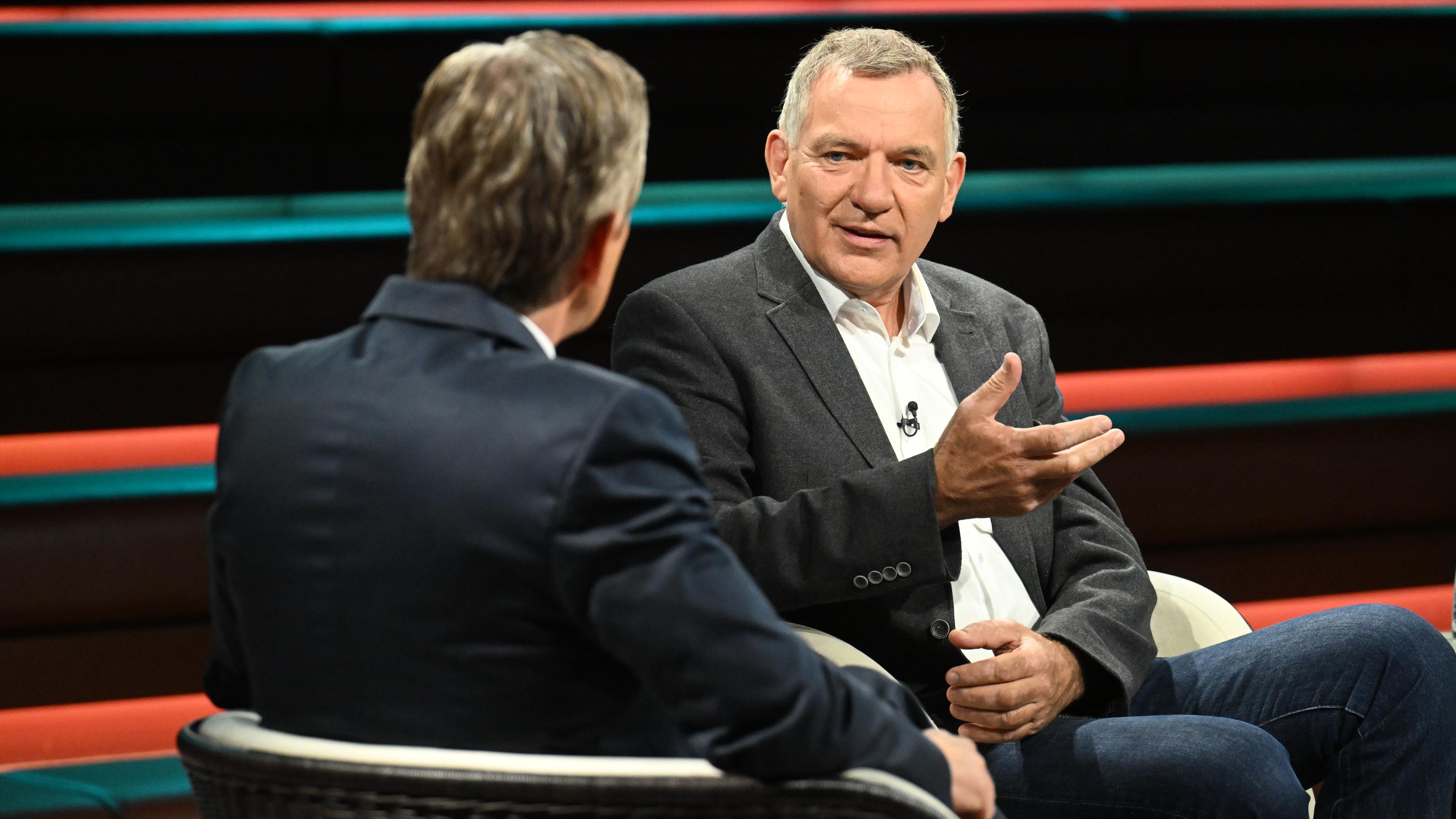 Der Vorsitzende der Linkspartei Jan van Aken spricht in der Sendung "Markus Lanz" am 11. September 2025.