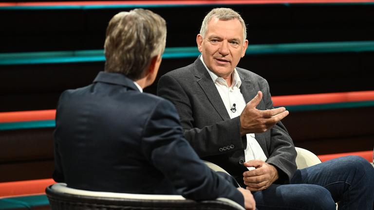 Der Vorsitzende der Linkspartei Jan van Aken spricht in der Sendung "Markus Lanz" am 11. September 2025.