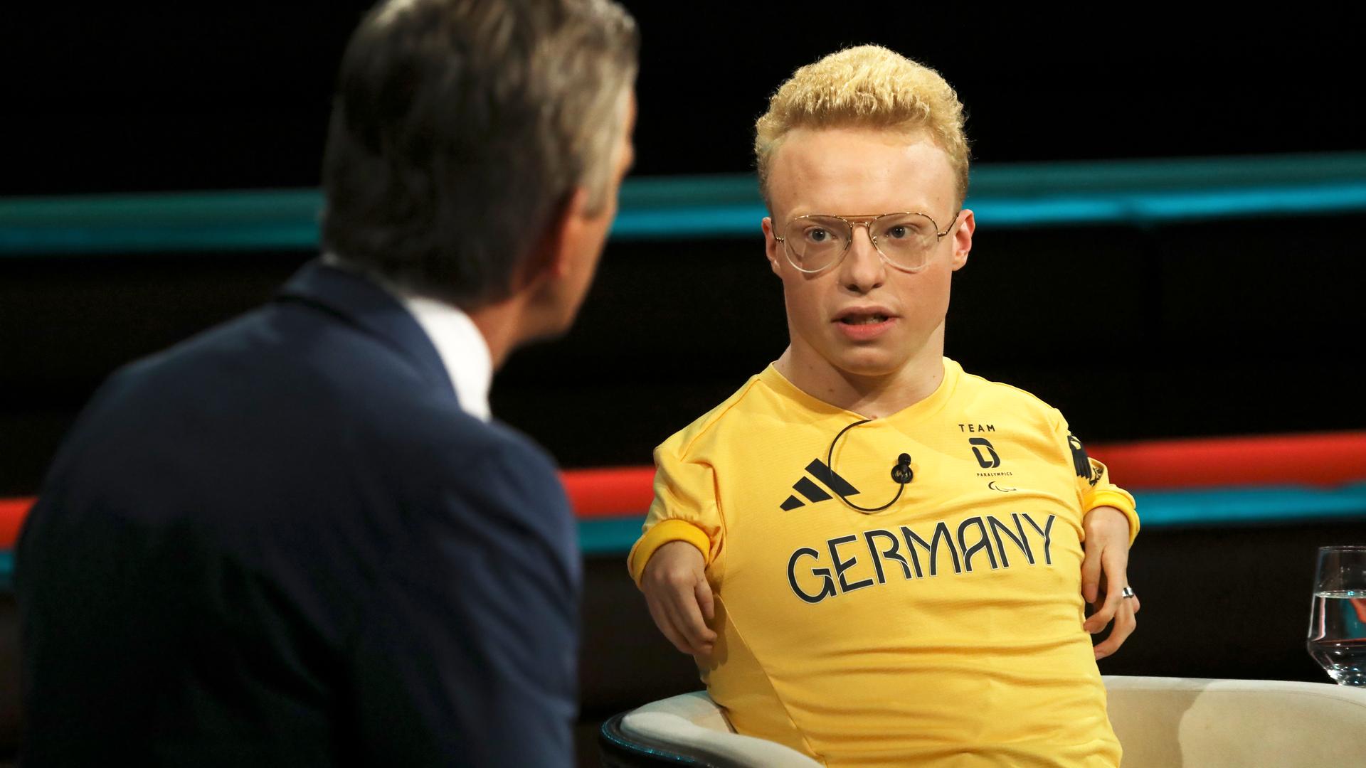 Der Para-Schwimmer Josia Topf spricht in der Sendung mit Markus Lanz