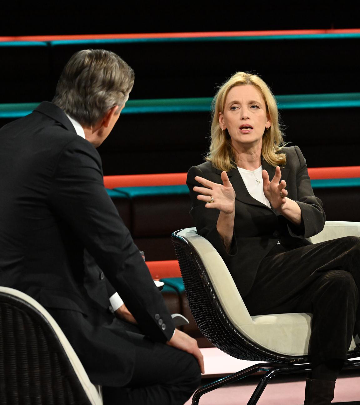 Bundesbildungsministerin Karin Prien (CDU) spricht in der Sendung "Markus Lanz" am 9. Dezember 2025.