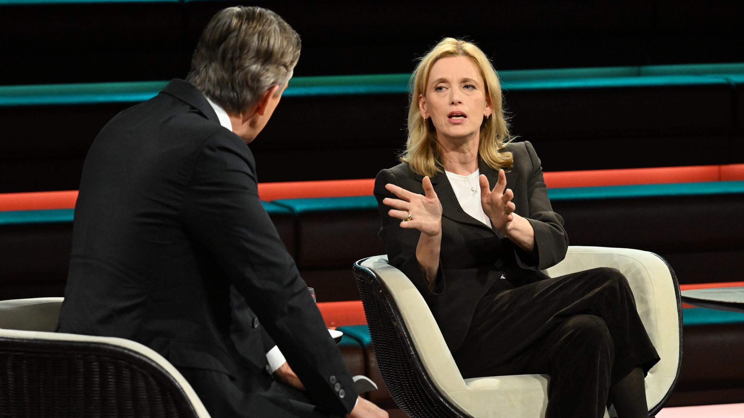 Bundesbildungsministerin Karin Prien (CDU) spricht in der Sendung "Markus Lanz" am 9. Dezember 2025.