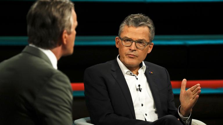 Markus Lanz spricht mit CDU-Politiker Roderich Kiesewetter.