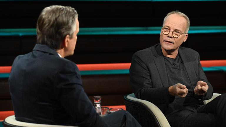 Matthias Miersch sitzt im TV-Studio von Markus Lanz.