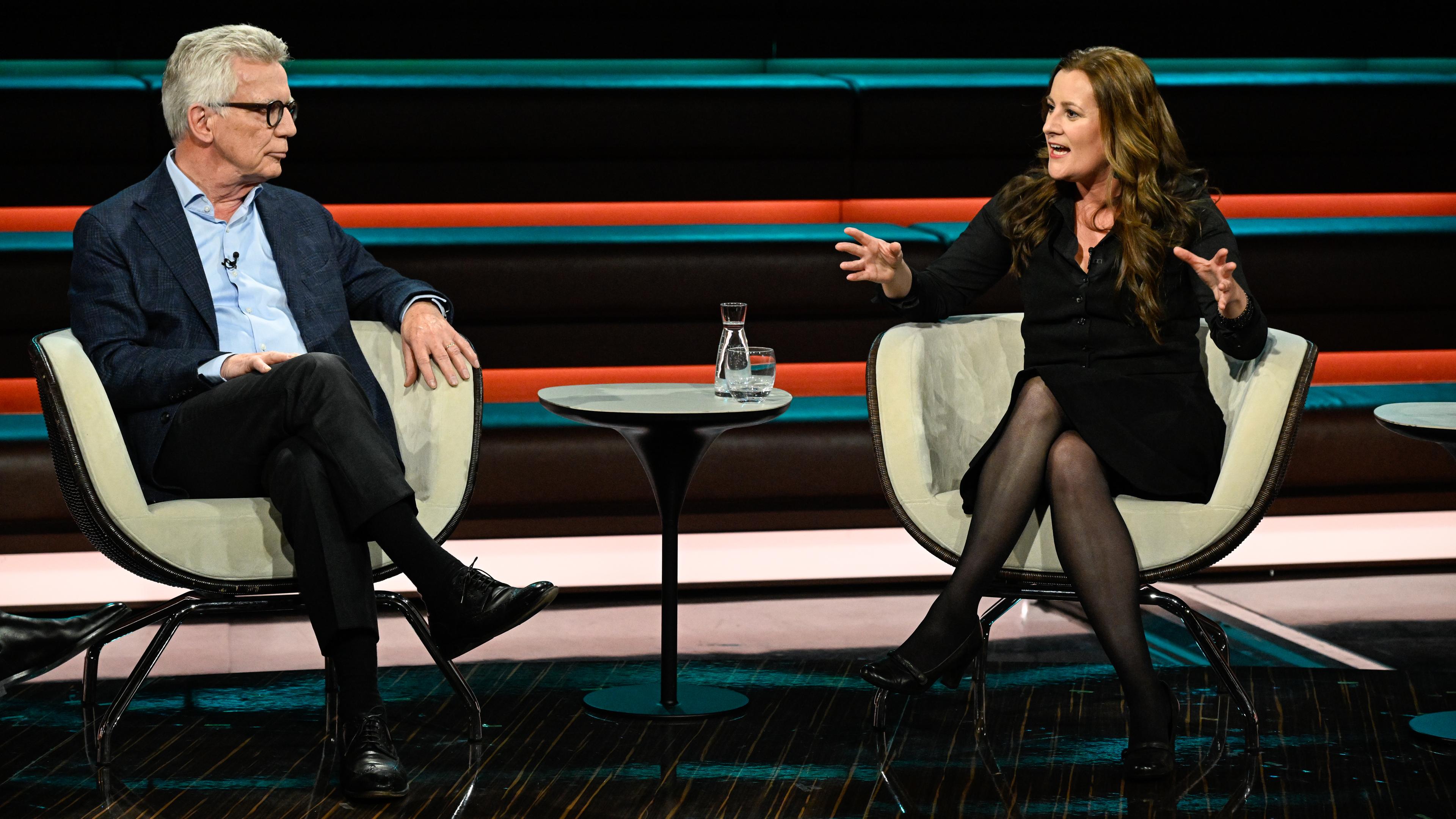 Thomas de Maizière (CDU) und Janine Wissler (Die Linke) diskutieren bei "Markus Lanz" am 13. Mai.