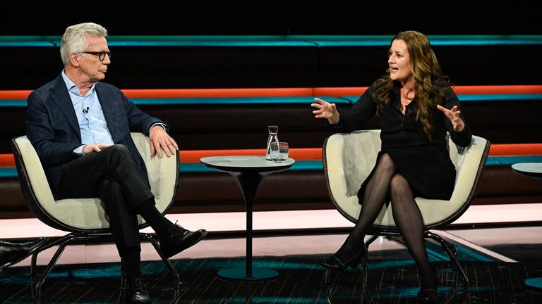 Thomas de Maizière (CDU) und Janine Wissler (Die Linke) diskutieren bei "Markus Lanz" am 13. Mai.