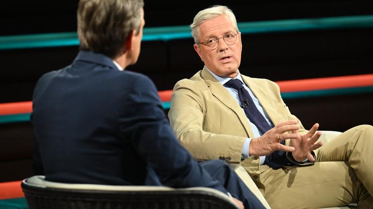Der CDU-Außenpolitiker Norbert Röttgen diskutiert in der Sendung "Markus Lanz" am 17. Juni 2025.