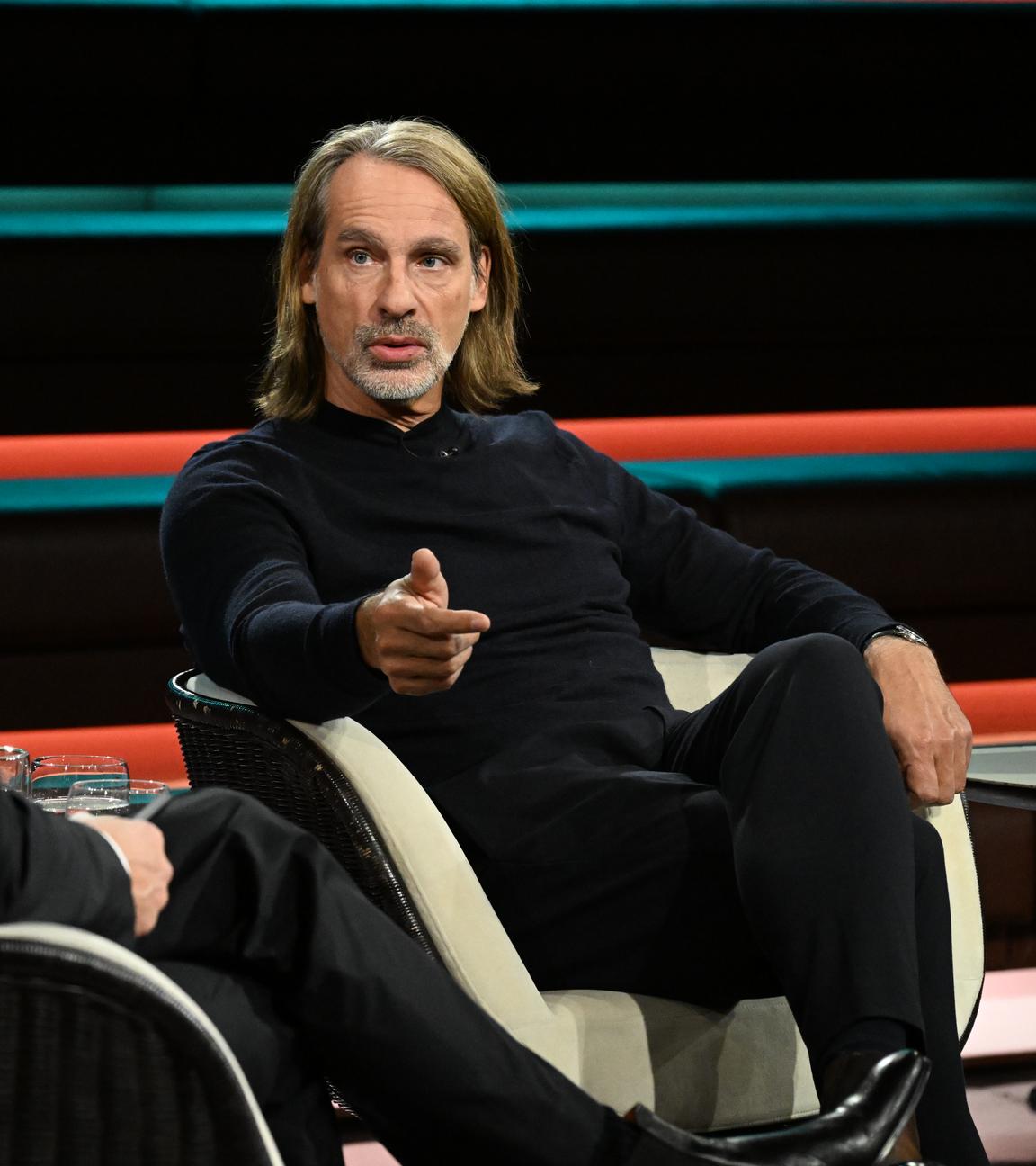 Richard David Precht spricht in der Sendung "Markus Lanz" am 27. November 2025.