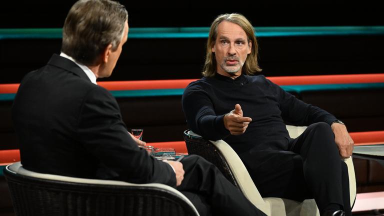 Richard David Precht spricht in der Sendung "Markus Lanz" am 27. November 2025.