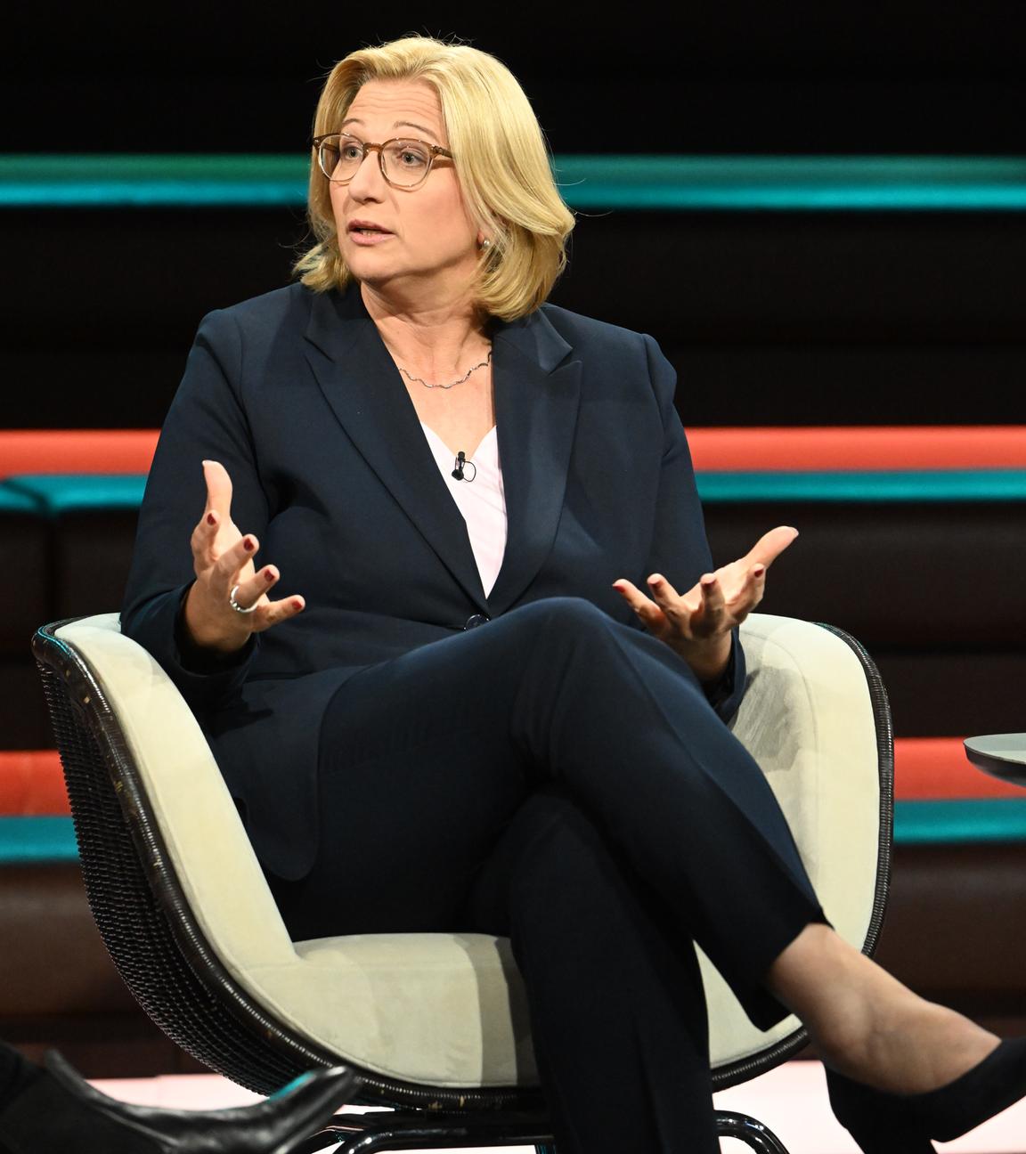 Anke Rehlinger sitzt im TV-Studio von Markus Lanz und redet/gestikuliert.