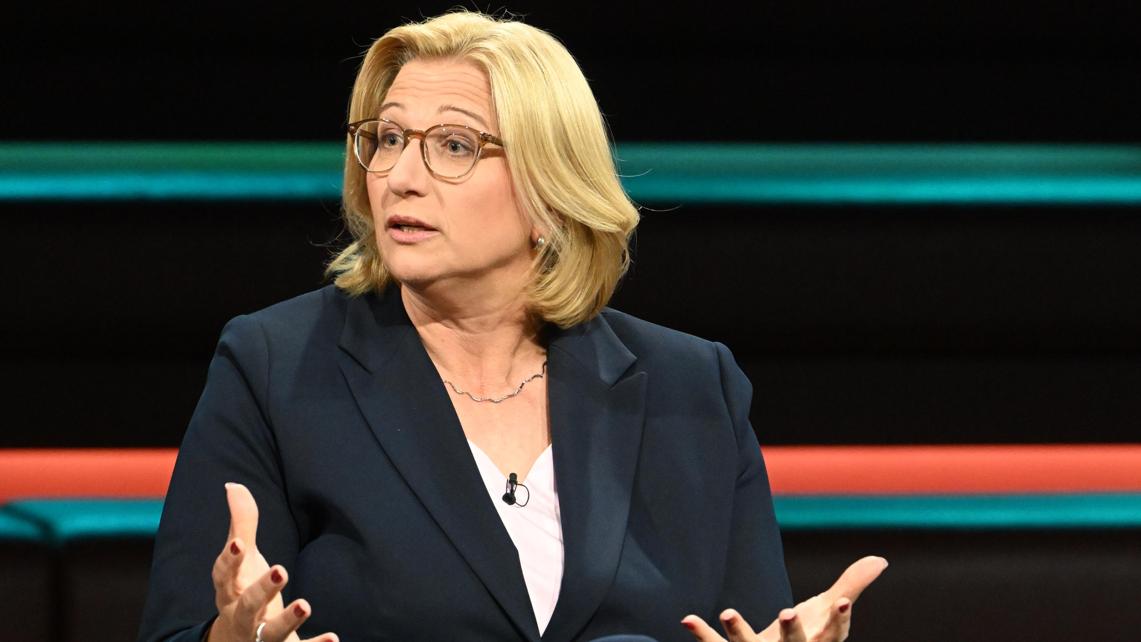 Anke Rehlinger sitzt im TV-Studio von Markus Lanz und redet/gestikuliert.