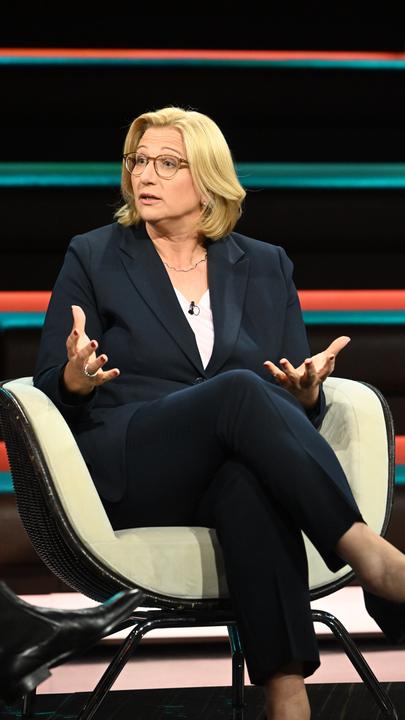 Anke Rehlinger sitzt im TV-Studio von Markus Lanz und redet/gestikuliert.