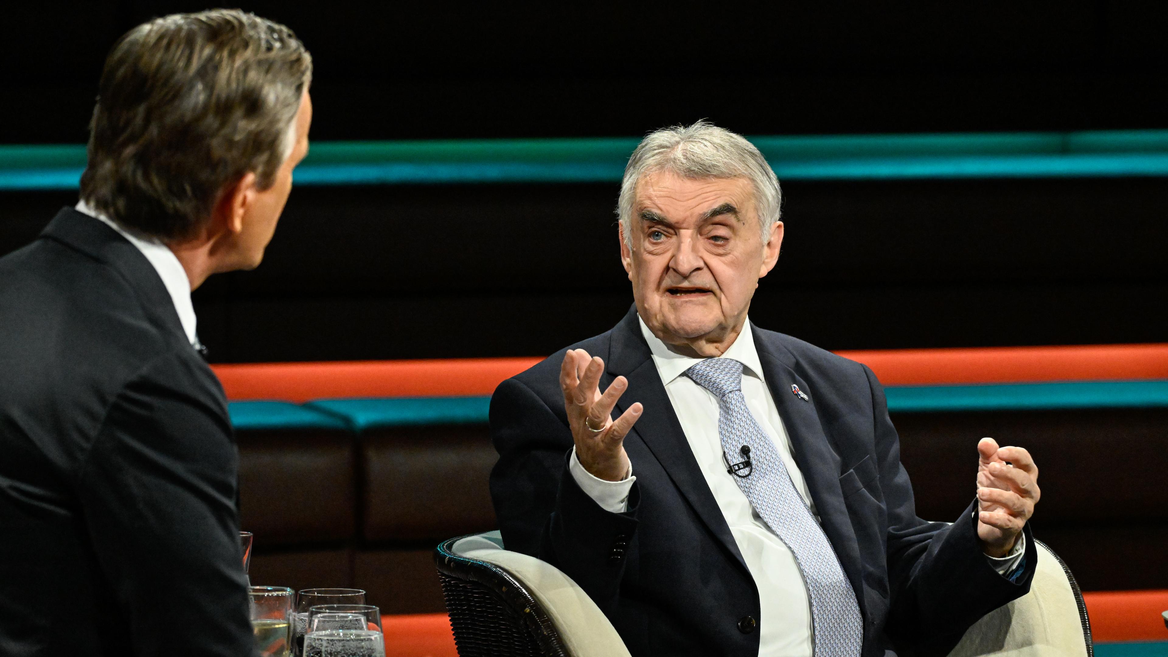 Herbert Reul sitzt im TV-Studio von "Lanz"