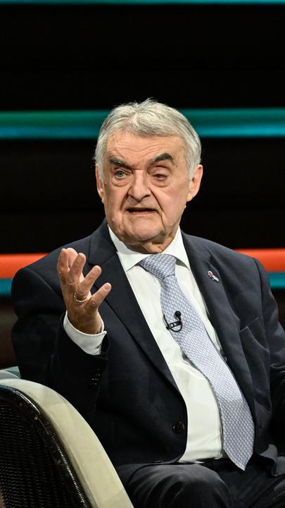 Herbert Reul sitzt im TV-Studio von "Lanz"