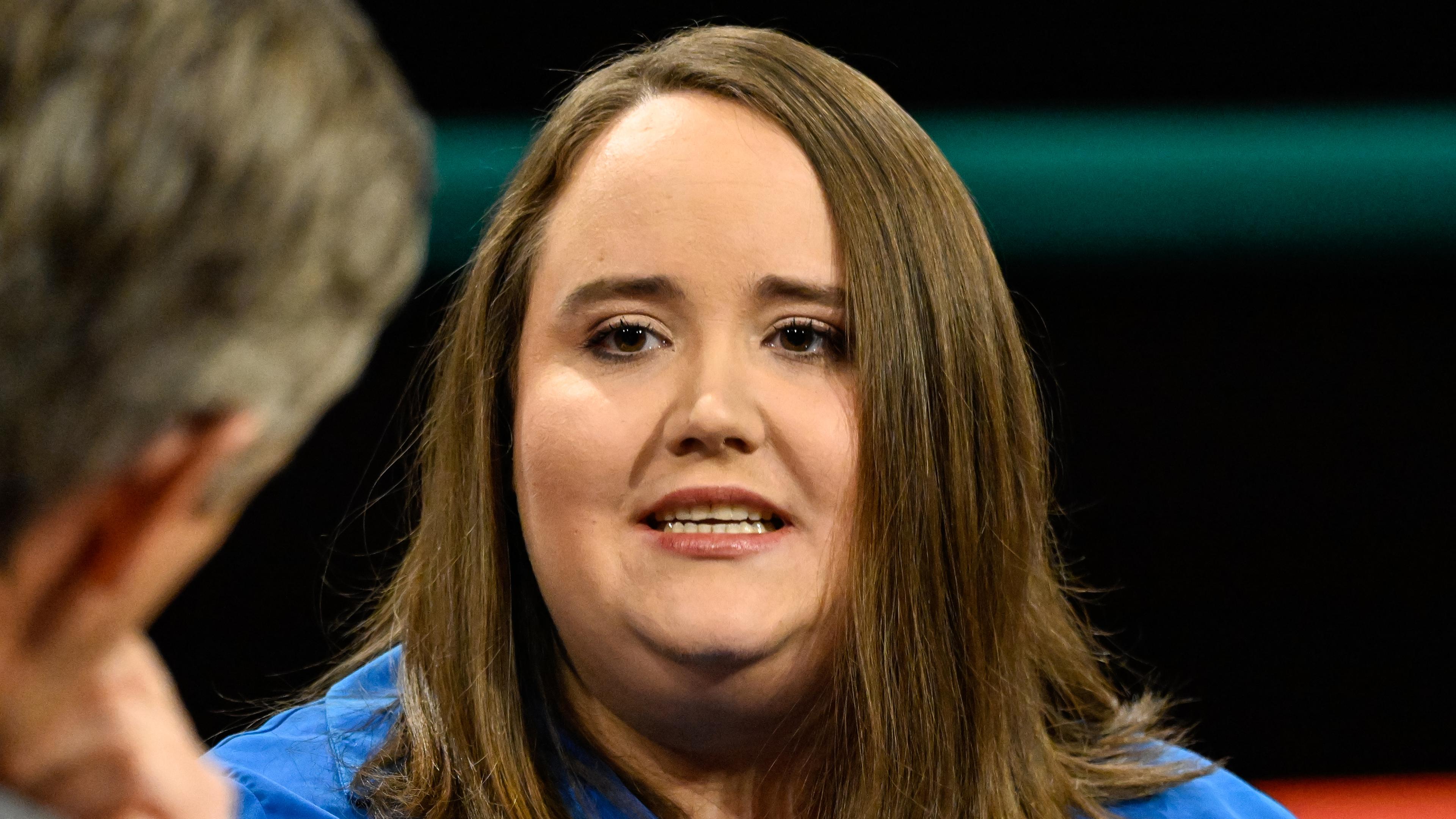 Grünen-Vorsitzende Ricarda Lang in blauer Bluse