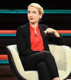 Auf dem Bild sitzt die Linken-Chefin Ines Schwendtner als Gast bei der Markus Lanz