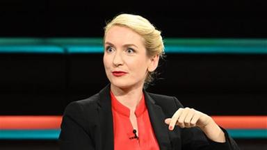 Auf dem Bild sitzt die Linken-Chefin Ines Schwendtner als Gast bei der Markus Lanz