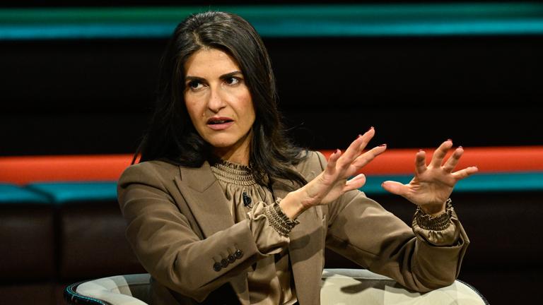 Staatsministerin im Auswärtigen Amt Serap Güler (CDU) spricht in der Sendung "Markus Lanz" am 12. November 2025.