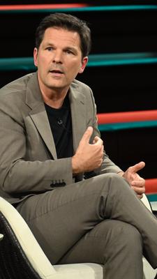 Der Politiker Steffen Krach sitzt im Anzug im TV-Studio bei "Markus Lanz" und gestikuliert mit den Händen. 