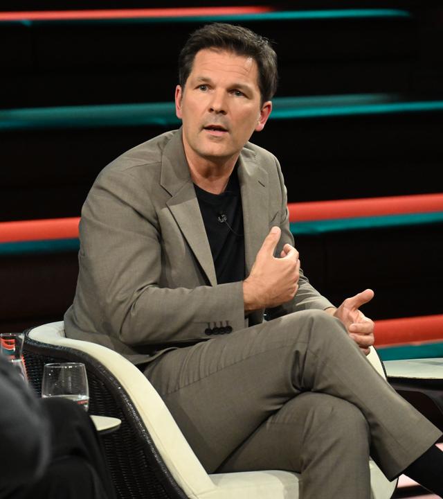 Der Politiker Steffen Krach sitzt im Anzug im TV-Studio bei "Markus Lanz" und gestikuliert mit den Händen. 