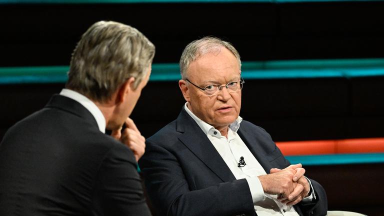 Niedersachsens Ministerpräsident Stephan Weil sitzt mit verschränkten Händen in der Sendung "Markus Lanz"