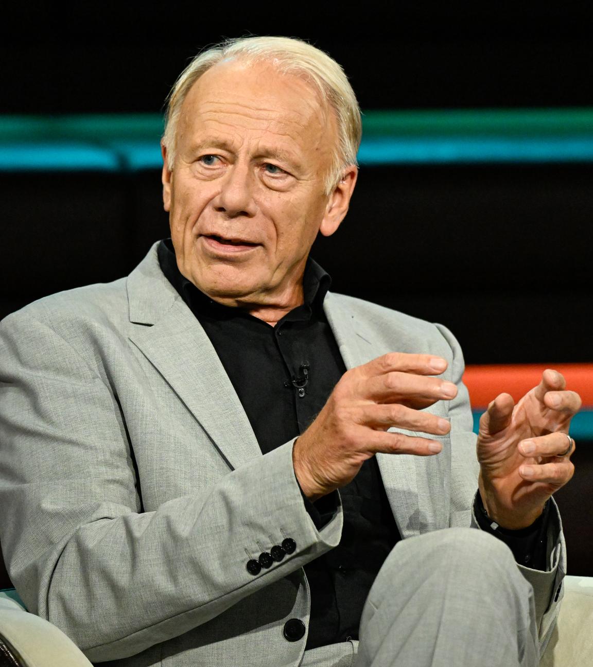 Jürgen Trittin spricht im TV-Studio bei Markus Lanz