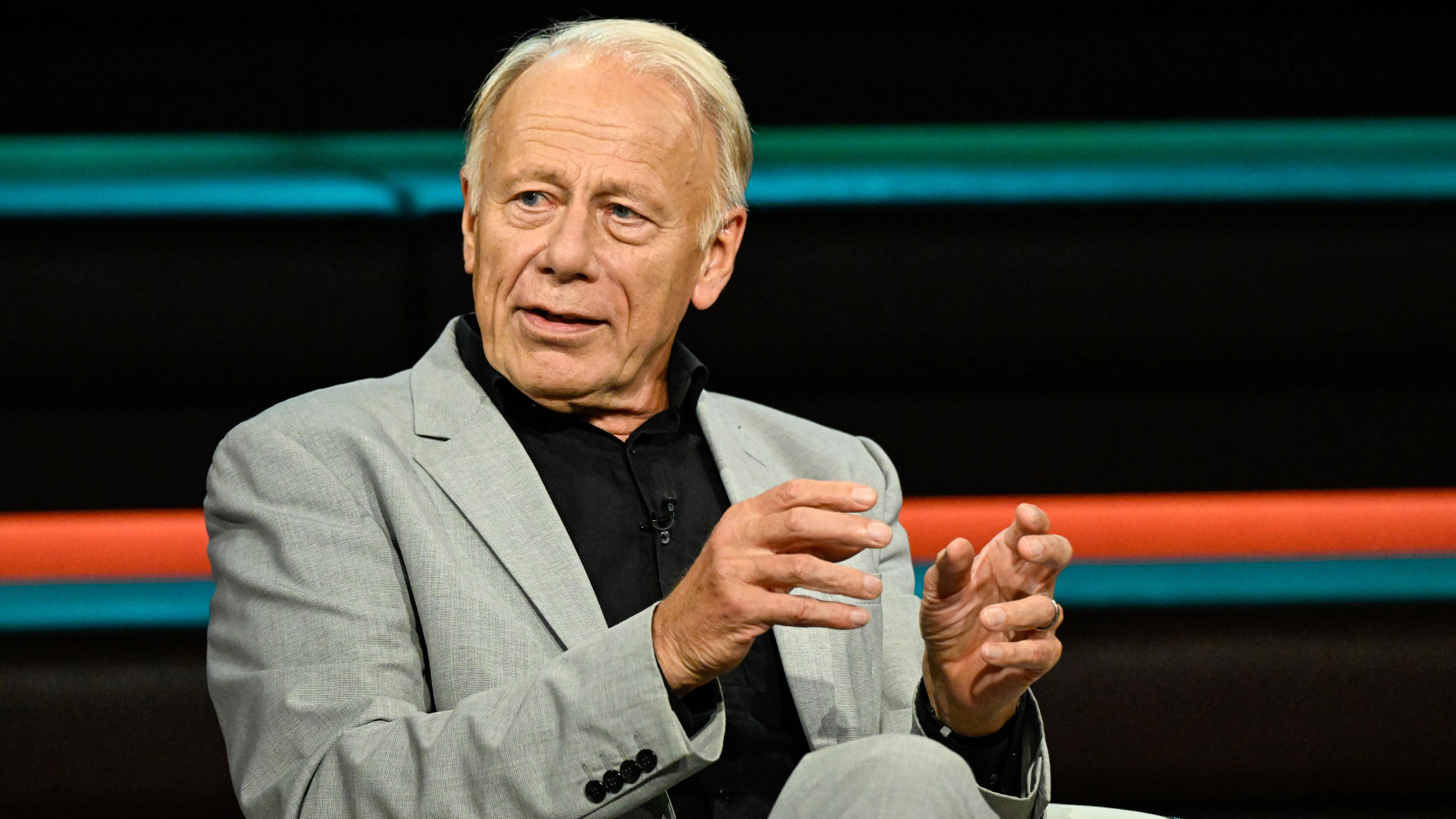 Jürgen Trittin spricht im TV-Studio bei Markus Lanz