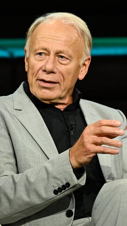 Jürgen Trittin spricht im TV-Studio bei Markus Lanz