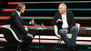 Jan van Aken in Jeans und Jackett, gestikulierend und sitzend bei Markus Lanz.