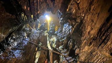 Thailändische Rettungskräfte führen eine Rettungsaktion für sieben Laoten durch, die in einer überfluteten Höhle in der Provinz Xaysomboun (Laos) eingeschlossen sind.