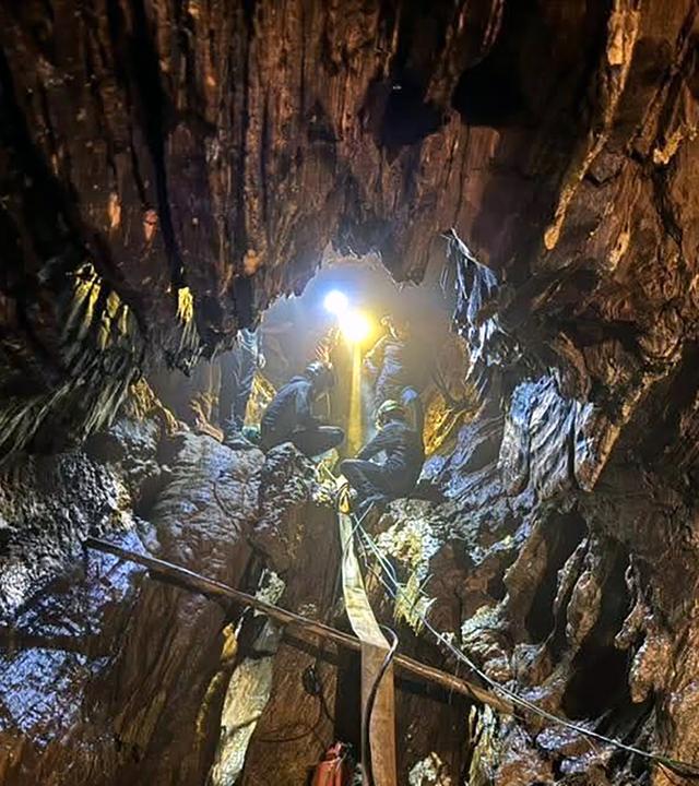 Thailändische Rettungskräfte führen eine Rettungsaktion für sieben Laoten durch, die in einer überfluteten Höhle in der Provinz Xaysomboun (Laos) eingeschlossen sind.
