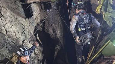 Ein von Metta Tham Kalasin Rescue zur Verfügung gestelltes Handout-Foto zeigt thailändische Rettungskräfte bei einem Rettungseinsatz für sieben Laoten, die in einer überfluteten Höhle in der Provinz Xaysomboun eingeschlossen sind.