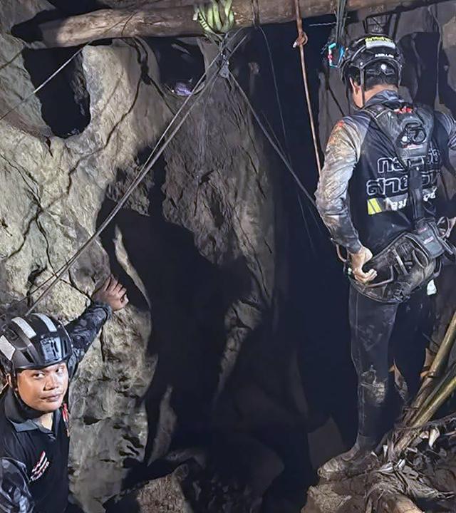 Ein von Metta Tham Kalasin Rescue zur Verfügung gestelltes Handout-Foto zeigt thailändische Rettungskräfte bei einem Rettungseinsatz für sieben Laoten, die in einer überfluteten Höhle in der Provinz Xaysomboun eingeschlossen sind.