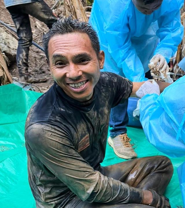 Auf diesem von der Rettungsorganisation «Metta Tham Rescue Kalasin» via AP zur Verfügung gestellten Foto ist einer der Retter (l) zu sehen, der in einer Höhle eingeschlossene Menschen befreit hat.