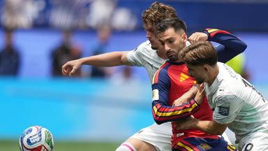 Die beiden österreichischen Nationalspieler Romano Schmid und Paul Wanner versuchen sich gegen ihren spanischen Kontrahenten Aymeric Laporte durchzusetzen und den Ball zu erobern