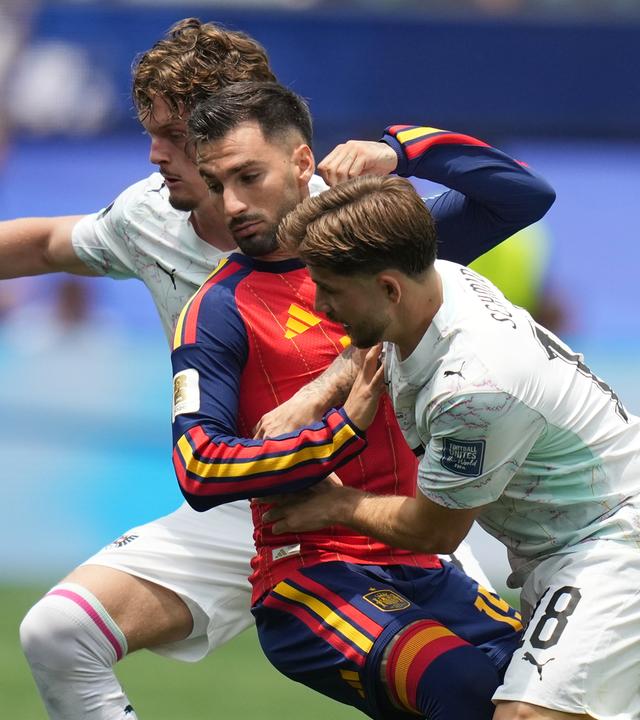 Die beiden österreichischen Nationalspieler Romano Schmid und Paul Wanner versuchen sich gegen ihren spanischen Kontrahenten Aymeric Laporte durchzusetzen und den Ball zu erobern