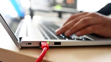 Laptop am Netz