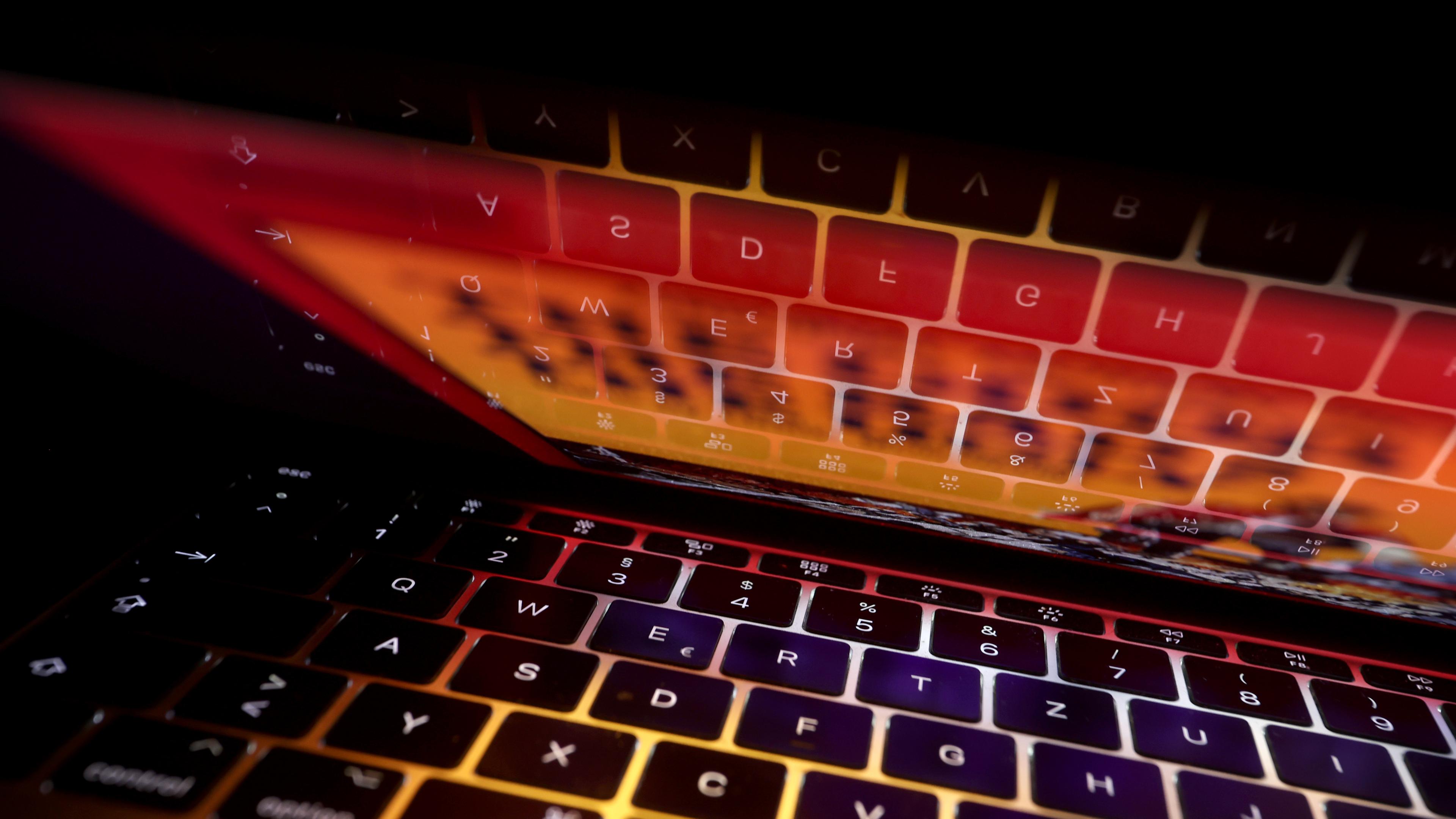 Die Tastatur eines Laptops spiegelt sich in dessen Bildschirm.