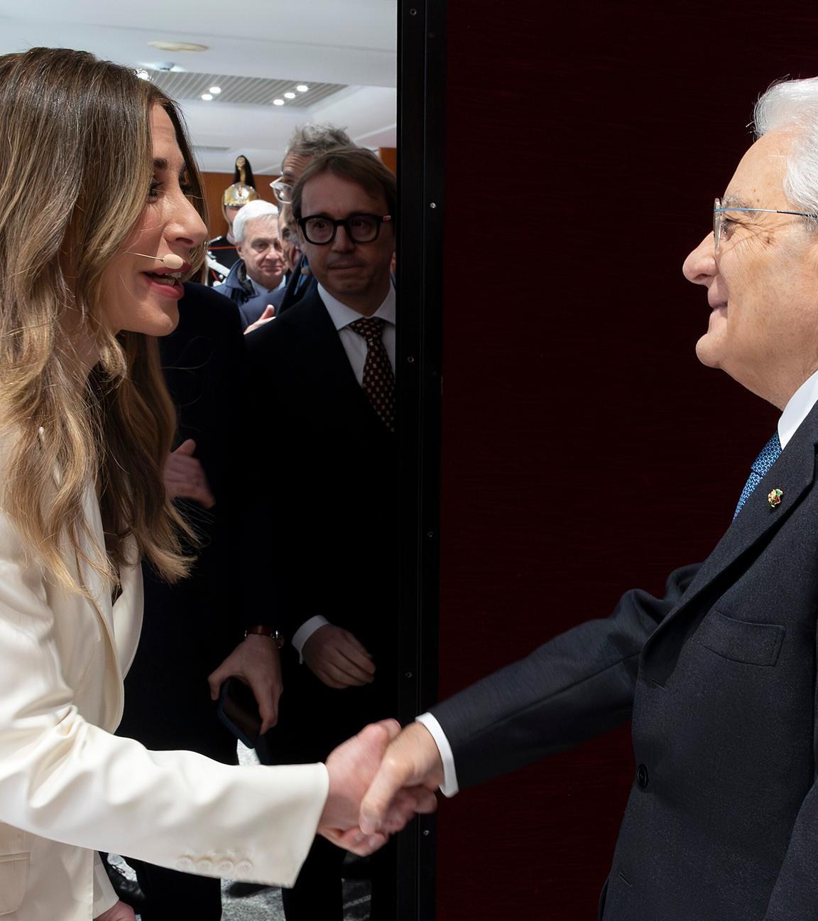 Der Präsident der Republik Sergio Mattarella begrüßt die Journalistin Francesca Fagnani, Moderatorin der Eröffnungsfeier für L'Aquila, Kulturhauptstadt Italiens 2026.