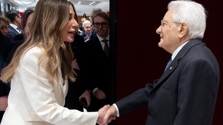 Der Präsident der Republik Sergio Mattarella begrüßt die Journalistin Francesca Fagnani, Moderatorin der Eröffnungsfeier für L'Aquila, Kulturhauptstadt Italiens 2026.