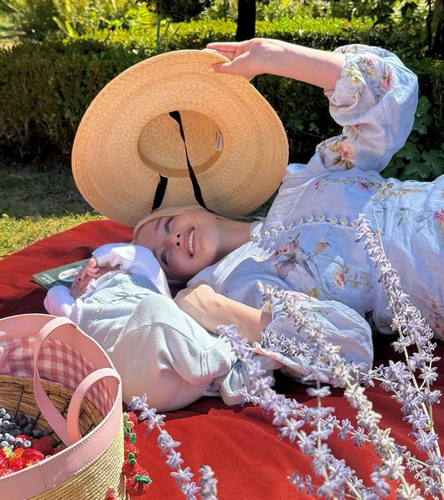 Lara Cosima zeigt sich auf einer Picknickdecke mit ihrem Kind.