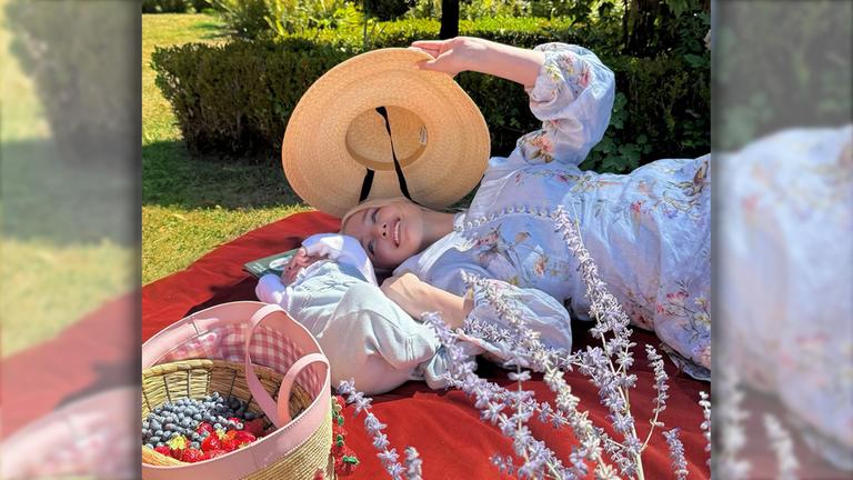 Lara Cosima zeigt sich auf einer Picknickdecke mit ihrem Kind.