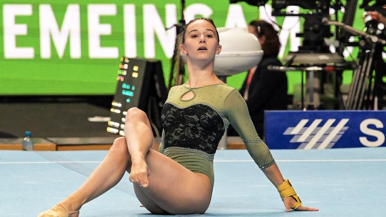 Nordrhein-Westfalen, Düsseldorf: Lara Marie Hinsberger turnt bei den Finals Rhein - Ruhr 2023 beim Mehrkampf der Frauen am Boden. Archivbild