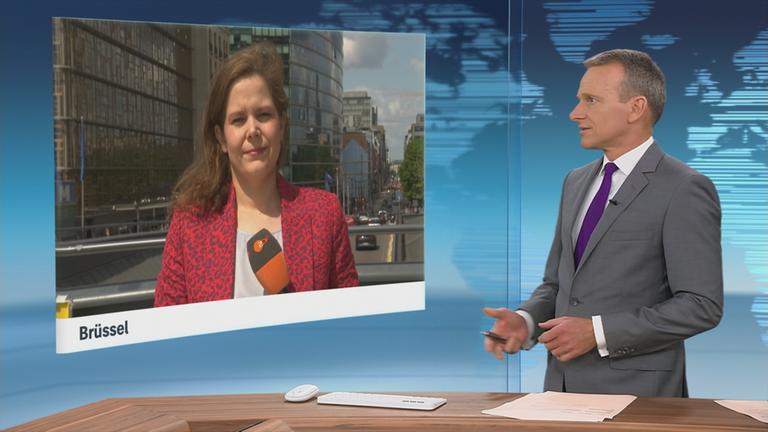 ZDF-Korrespondentin Lara Wiederking bei einem Schaltgespräch.