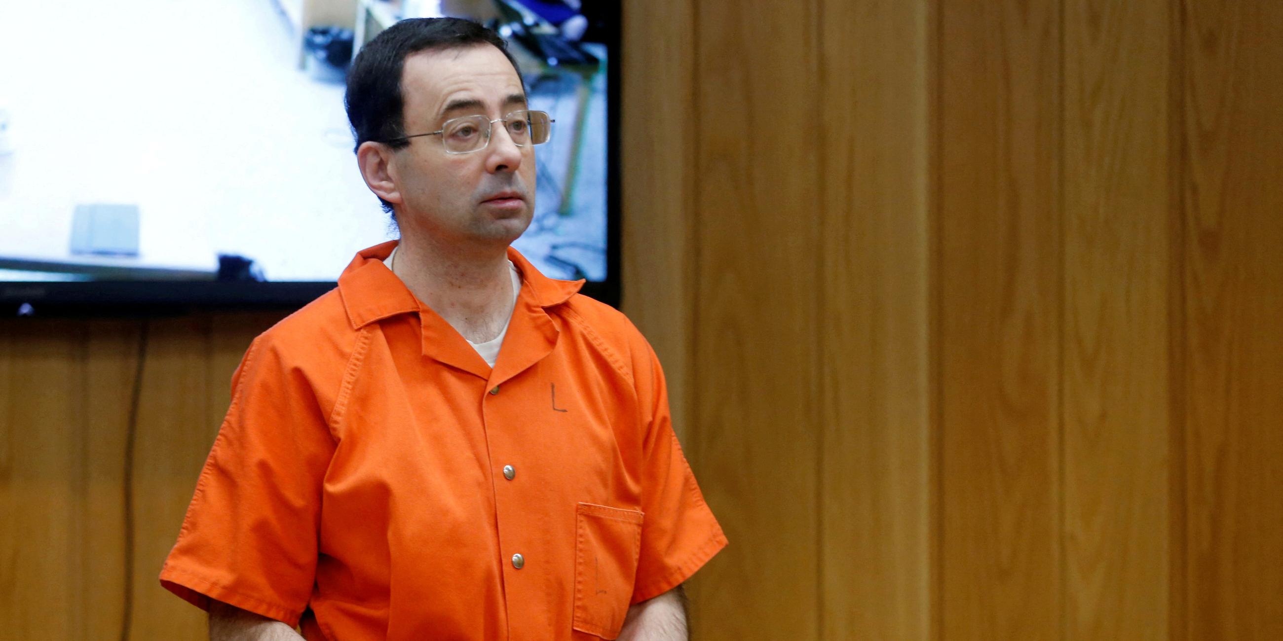 Larry Nassar, ein ehemaliger Mannschaftsarzt des US-Turnvereins, der sich im November 2017 der sexuellen Nötigung schuldig bekannt hat, während seiner Anhörung.