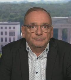 ZDF-Hauptstadtkorrespondent Lars Bohnsack schaut in die Kamera.