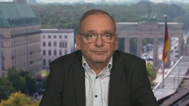 ZDF-Hauptstadtkorrespondent Lars Bohnsack schaut in die Kamera.