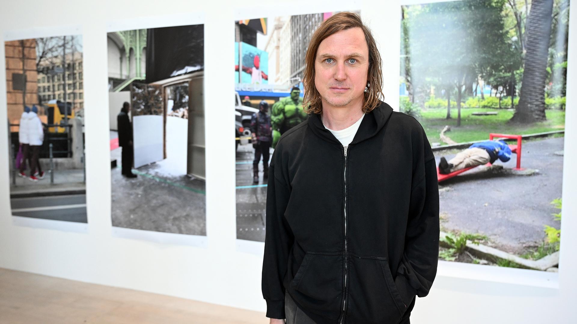 Lars Eidinger in den Räumen seiner Ausstellung