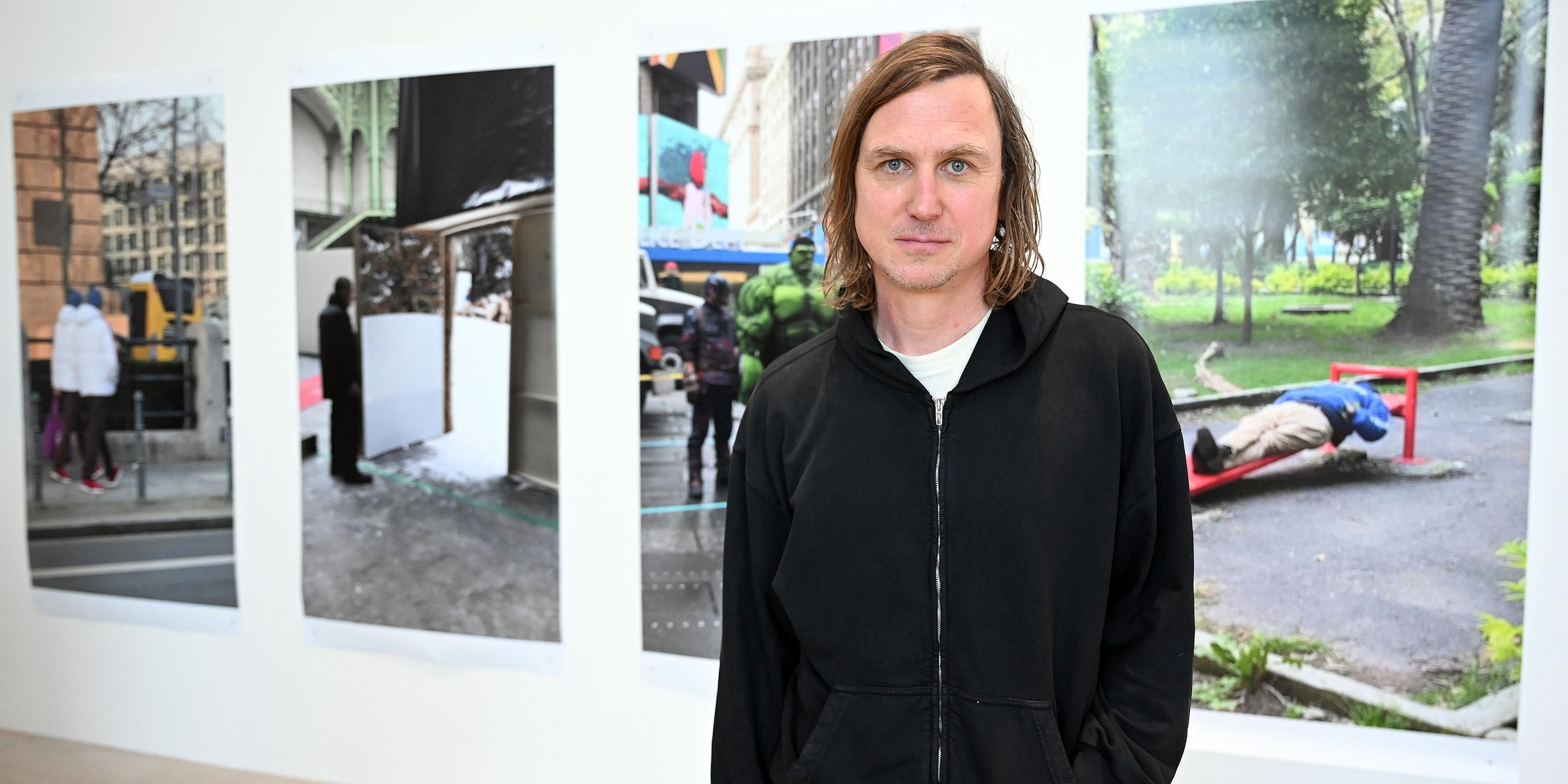 Lars Eidinger in den Räumen seiner Ausstellung